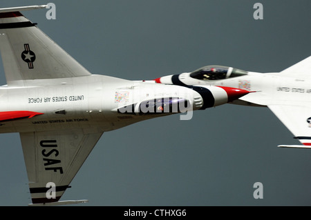 Major J. R. Williams, Thunderbird 5, Lead Solo Pilot und Capt. Blaine Jones, Thunderbird 6, gegnerischer Solo Pilot, führen den Inverted Opposing Knife-Edge Pass während der Joint Base Lewis-McChord Air Expo, 22. Juli 2012. Stockfoto