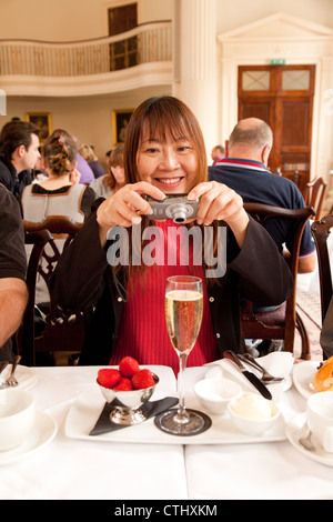 Asiatische Touristen fotografieren am Nachmittag Tee und Champagner, Pumpen, Bad Zimmer Teestuben Restaurant, Somerset UK Stockfoto