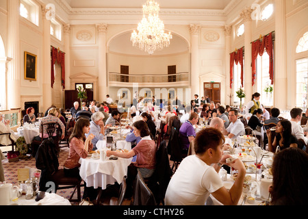 Menschen, die einen Nachmittagstee im Bad Pump Room Tee Zimmer Restaurant, Bad Somerset UK Stockfoto