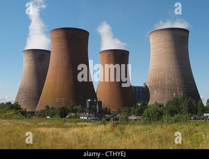 Kohlekraftwerk Kraftwerk mit Kühltürmen Dampf in die Atmosphäre - die Freigabe Rugeley Staffordshire Stockfoto