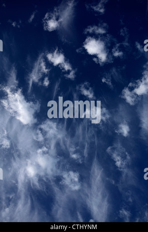Cirruswolken vor einem tiefblauen Himmel. Stockfoto