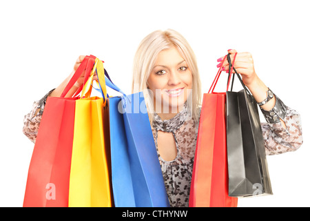 Junge Frau mit Einkaufstüten, isoliert auf weißem Hintergrund Stockfoto