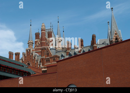 Dach der St. Pancras Station hinter der British Library Stockfoto