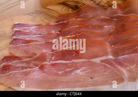 Scheiben Prosciutto di Parma auf einer Holzplatte Stockfoto