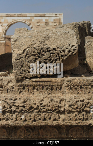 Floral verzierte Reste der Fassade liegen vor dem Eingang des Umayyaden-Palast Qasr al-Mschatta, Amman, Jordanien. Stockfoto