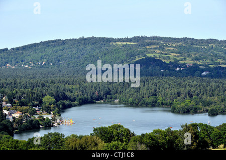 Aydat See im Herzen des Regionalen Parks von volcnoes Auvergne, Puy-de-Dôme, Auvergne, Massif-Central, Frankreich Stockfoto