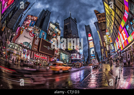 Times Square in der Dämmerung an einem regnerischen Tag in New York Stockfoto