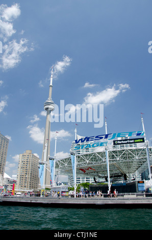 Kanada, Ontario, Toronto. Lake Ontario Skyline Blick auf die Stadt von Harbour Front & West Jet in den Mittelpunkt. Stockfoto