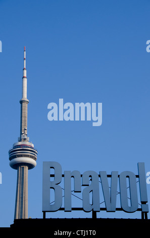Kanada, Ontario, Toronto. BRAVO! Zeichen vor der CN Tower. Stockfoto