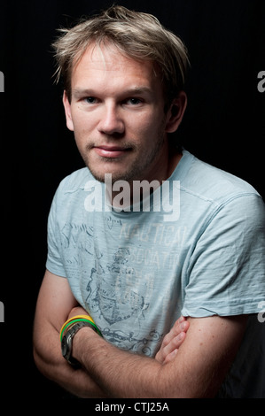 Junger Mann lächelnd Stockfoto