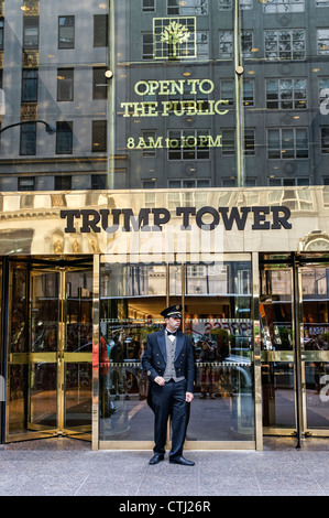 Wächter des Trump Tower Eingang 5th Avenue, Donald Trump, Manhattan, New York Stockfoto