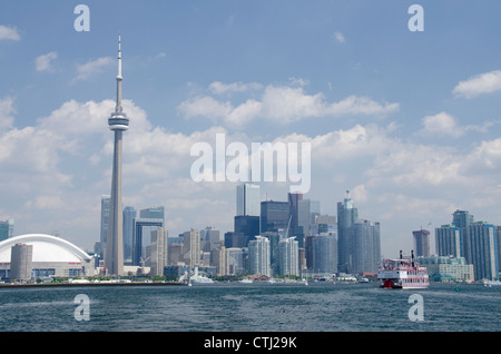 Kanada, Ontario, Toronto. Lake Ontario Stadt Skyline-Blick auf den ikonischen CN Tower & das Rogers Centre von malerischen Hafenrundfahrt. Stockfoto