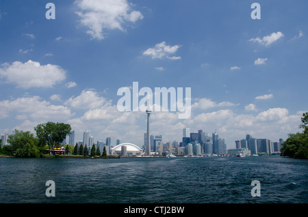 Kanada, Ontario, Toronto. Lake Ontario Stadt Skyline-Blick auf den ikonischen CN Tower & das Rogers Centre von malerischen Hafenrundfahrt. Stockfoto