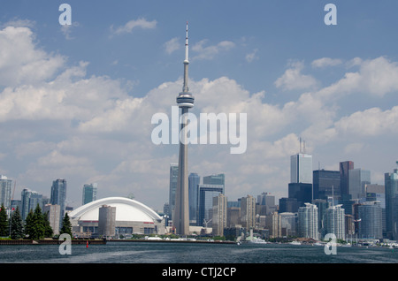 Kanada, Ontario, Toronto. Lake Ontario Stadt Skyline-Blick auf den ikonischen CN Tower & das Rogers Centre von malerischen Hafenrundfahrt. Stockfoto