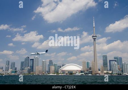 Kanada, Ontario, Toronto. Lake Ontario Stadt Skyline-Blick auf den legendären CN Tower & das Rogers Centre. Porter-Flugzeug. Stockfoto