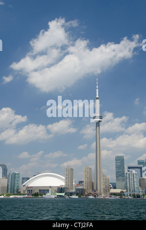 Kanada, Ontario, Toronto. Lake Ontario Stadt Skyline-Blick auf den ikonischen CN Tower & das Rogers Centre von malerischen Hafenrundfahrt. Stockfoto