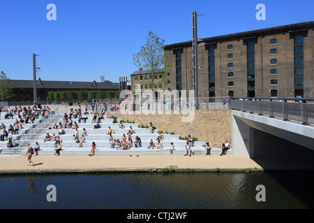 Das neue Kornhaus Platz NC1 vor Central St. Martins School of Art, hinter des Königs Cross, London, UK Stockfoto