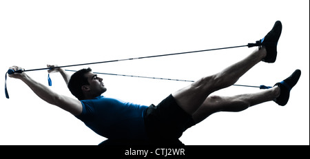 ein kaukasischer Mann Ausübung Workout Fitness im Silhouette Studio isoliert auf weißem Hintergrund Stockfoto