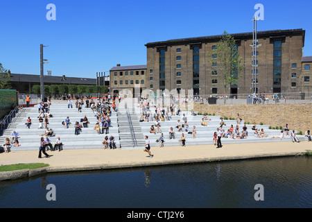 Das neue Kornhaus Platz NC1 vor Central St. Martins School of Art, hinter des Königs Cross, London, UK Stockfoto