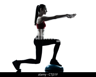 eine Kaukasische Frau Ausübung Bosu Ball Balancetrainer Silhouette Studio isoliert isoliert auf weißem Hintergrund Stockfoto