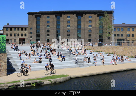 Das neue Kornhaus Platz NC1 vor Central St. Martins School of Art, hinter des Königs Cross, London, UK Stockfoto