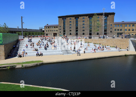 Das neue Kornhaus Platz NC1 vor Central St. Martins School of Art, hinter des Königs Cross, London, UK Stockfoto