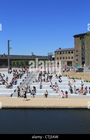 Eine sonnige Mittagspause für Arbeitnehmer auf den Stufen des Granary Square NC1, in des Königs Cross Regeneration Bereich Stockfoto