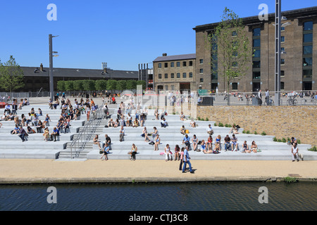 Das neue Kornhaus Platz NC1 vor Central St. Martins School of Art, hinter des Königs Cross, London, UK Stockfoto