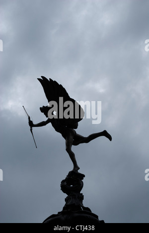 Statue des Eros am Piccadilly Circus Silhouette gegen ein bewölkter Himmel Stockfoto