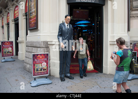 Touristen, die Aufnahme an der Statue von Robert Pershing Wadlow außerhalb Ripleys glauben es oder nicht! am Piccadilly Circus in London Stockfoto