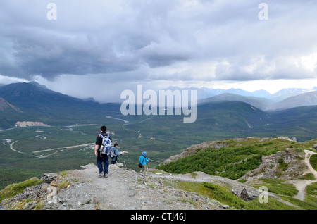 Familie Wandern auf Mt. Healy Spur unter stürmischen Wolken. Denali Nationalpark und Reservat Wildheit. Alaska, USA. Stockfoto