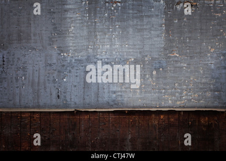 Ziegelwand mit grauen Farbe mit Holzplatten unter Grunge Hintergrund peeling Stockfoto