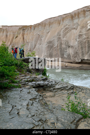 Parkranger führte eine Gruppe von Wanderern ins Tal der dann tausend raucht. Katmai Nationalpark und Reservat. Alaska, USA. Stockfoto