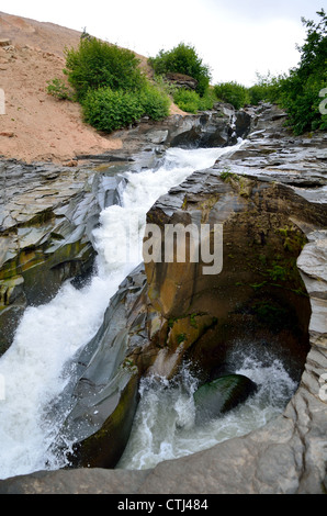 Ukak-Fluss erodiert ins Bett Felsen. Katmai Nationalpark und Reservat. Alaska, USA. Stockfoto