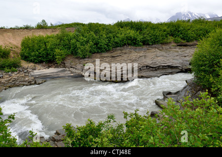 Ukak-Fluss erodiert ins Bett Felsen. Katmai Nationalpark und Reservat. Alaska, USA. Stockfoto