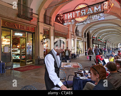 Menschen vor Cafe Torino, Piazza Castello, Piemont, Italien Stockfoto