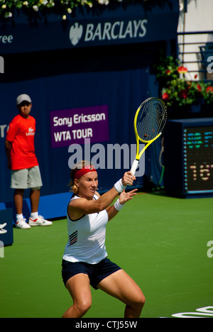 Svetlana Kuznetsova gibt einen Aufschlag beim Barclays Dubai Tennis zurück Meisterschaften 2010 Stockfoto