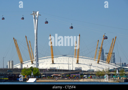 Emirates Air Line Seilbahnen vor der O2-Arena Dome von Royal Docks Fluß Themse Anbindung an North Greenwich England UK gesehen gesehen Stockfoto