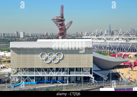 Fertiggestellt Olympic Park Aquatic Center & Ringe ArcelorMittal Orbit Tower Hauptsportstadion & Skyline von London Stratford Newham East London England VEREINIGTES KÖNIGREICH Stockfoto