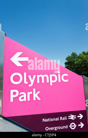 London 2012, Beschilderung für die Olympischen Spiele am Bahnhof Stratford, London, England Stockfoto