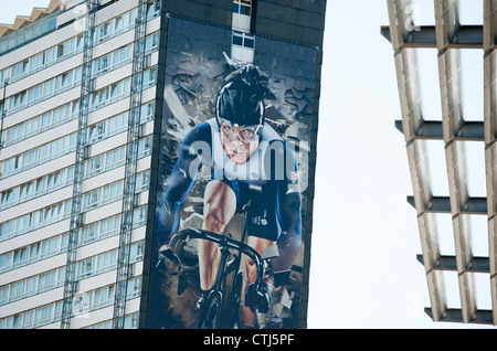 Riesen Wandbild von UK Radfahrer, Sir Chris Hoy deckt die Seite von einem Wohnblock in Stratford in der Nähe von London 2012 Olympic Park. Stockfoto