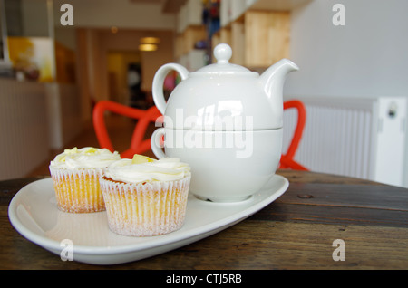 Kleine Kuchen und Kaffee oder Tee Stockfoto