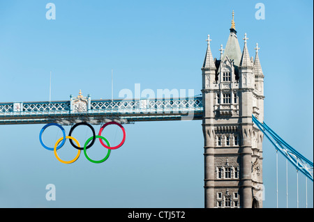 Die Olympischen Ringe, unterbrochen von der Säulenhalle der Londoner Tower Bridge feiern die Spiele 2012 in London, England. Stockfoto