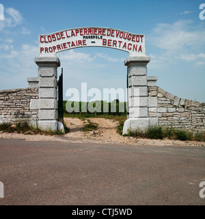 Torbogen Eingang zum Clos De La Perriere de Vougeot Weinberg oberhalb des Dorfes Vougeot in Burgund, Frankreich Stockfoto