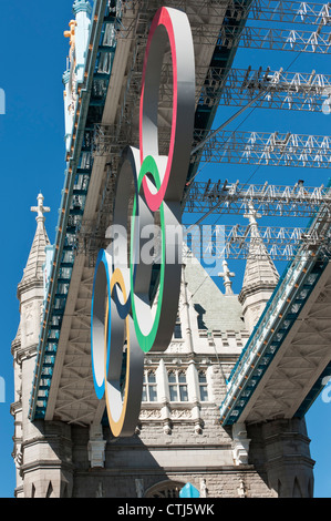 Die Olympischen Ringe, unterbrochen von der Säulenhalle der Londoner Tower Bridge feiern die Spiele 2012 in London, England. Stockfoto