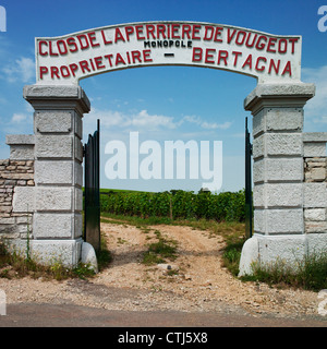 Torbogen Eingang zum Clos De La Perriere de Vougeot Weinberg oberhalb des Dorfes Vougeot in Burgund, Frankreich Stockfoto