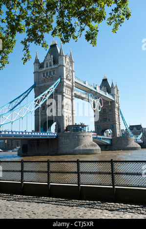 Die Olympischen Ringe, unterbrochen von der Säulenhalle der Londoner Tower Bridge feiern die Spiele 2012 in London, England. Stockfoto