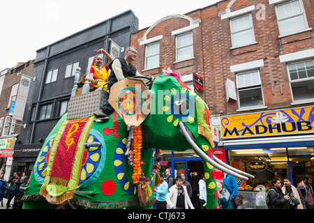 England, London, Banglatown, bengalische Neujahrsfest, Boishakhi Mela Parade, Festival Float Stockfoto