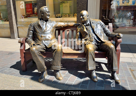 London, England, Vereinigtes Königreich. Bronze-Statue in Old Bond Street - "Verbündeten" (Lawrence Holofcener - 1995) Churchill und Roosevelt auf einer Bank Stockfoto