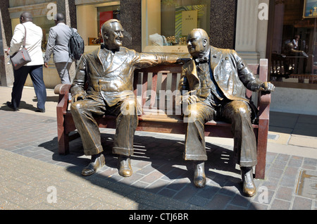 London, England, Vereinigtes Königreich. Bronze-Statue in Old Bond Street - "Verbündeten" (Lawrence Holofcener - 1995) Churchill und Roosevelt auf einer Bank Stockfoto